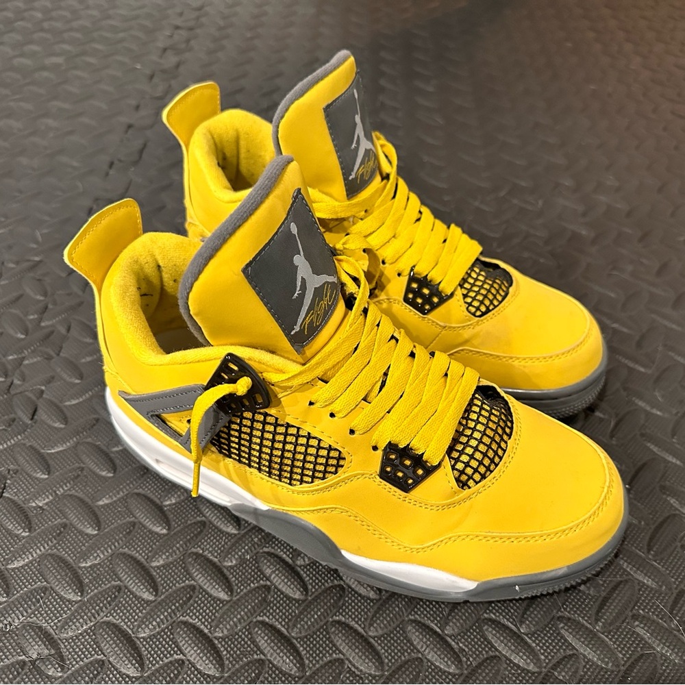 Jordan Retro 4 Lightning
